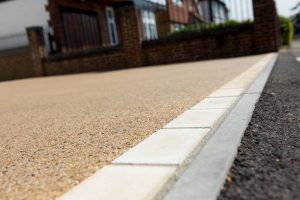 Resin driveway threshold edged with natural stone